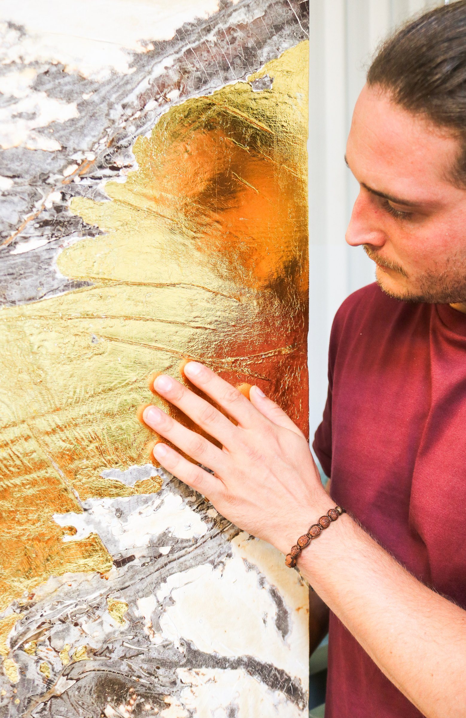 Andy Cartier touching the gold surface of an Aurum work