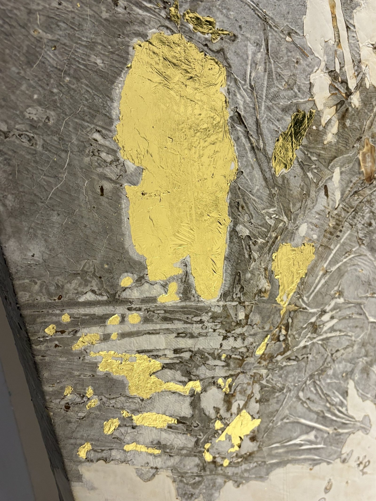 Gold filling the hollows of a silvery grown mycelium surface